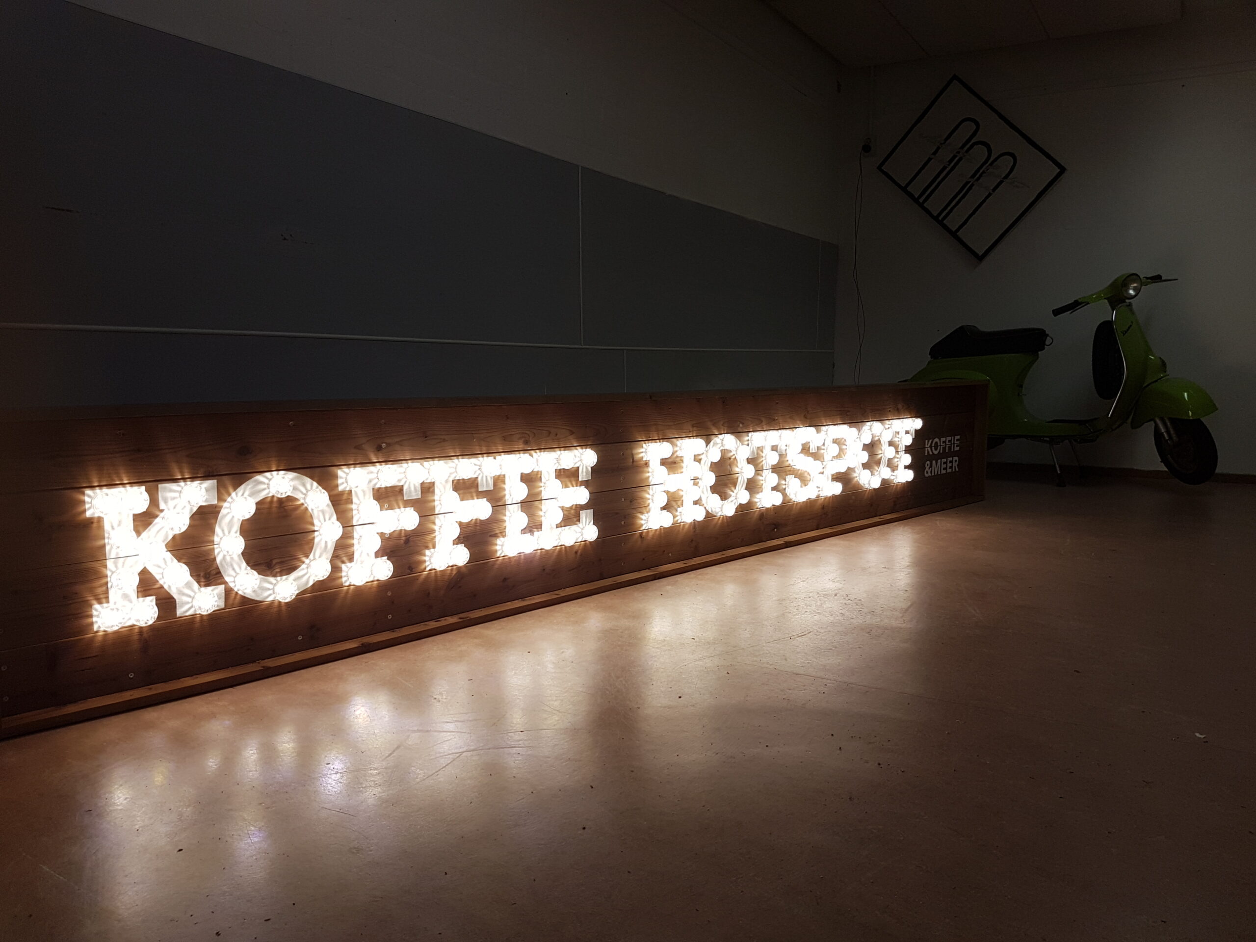 Verlichte freesletters Koffie Hotspot in het donker