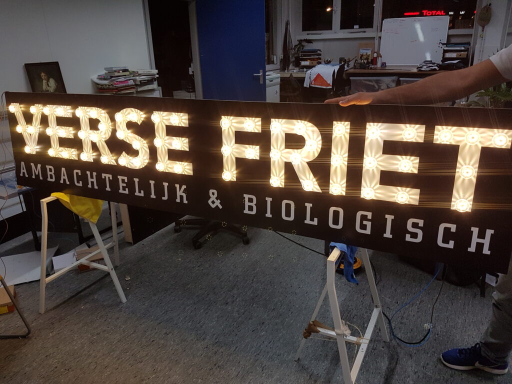 Verlicht gevelbord voor Verse Friet