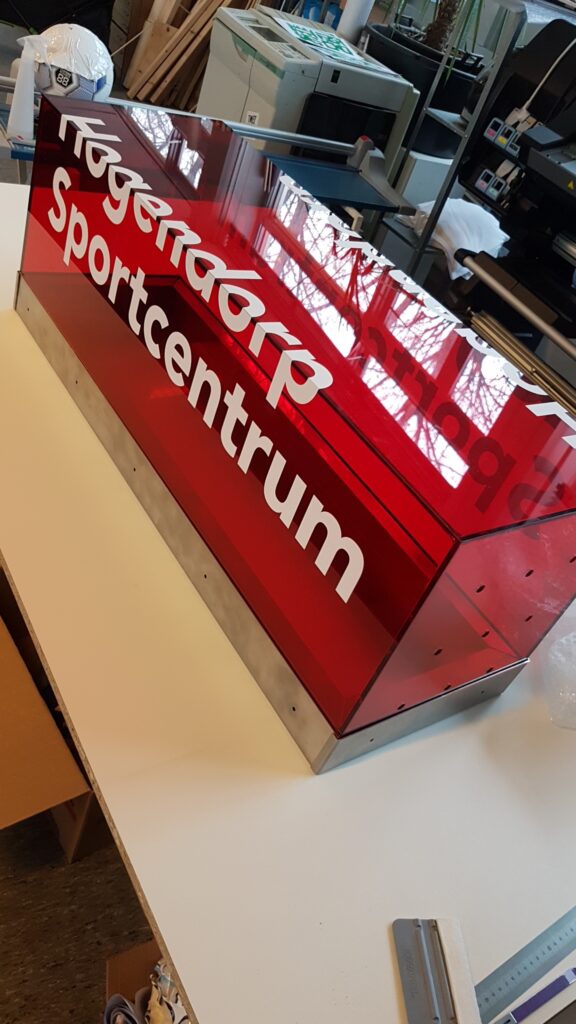20181107_133303 2 Rode acrylaat lichtbak met de tekst Sportcentrum