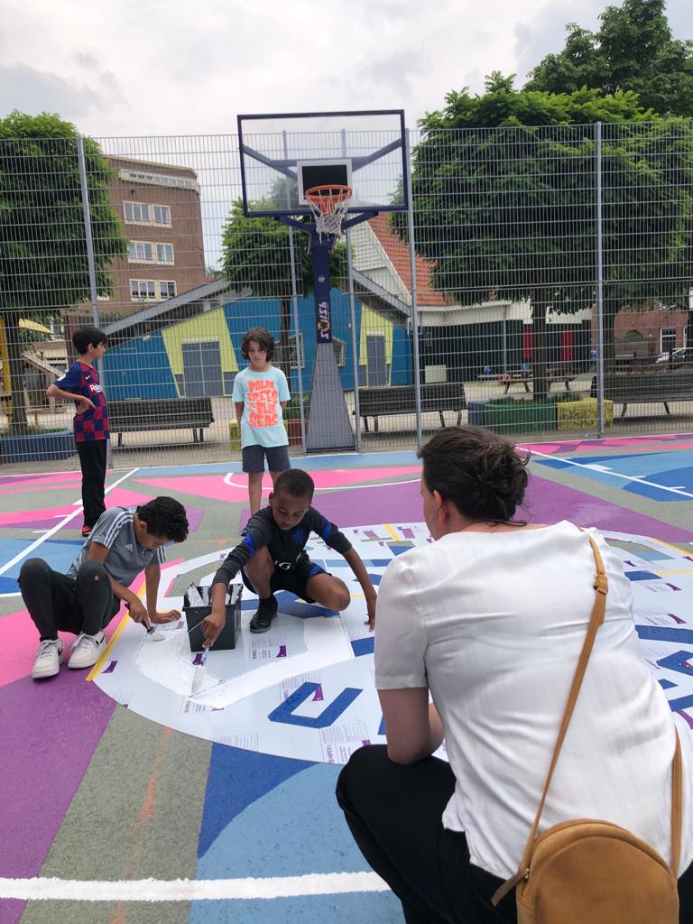 signage maatwerk design oplossingen raambelettering Ouders en kinderen bij een nieuwe pleinschildering