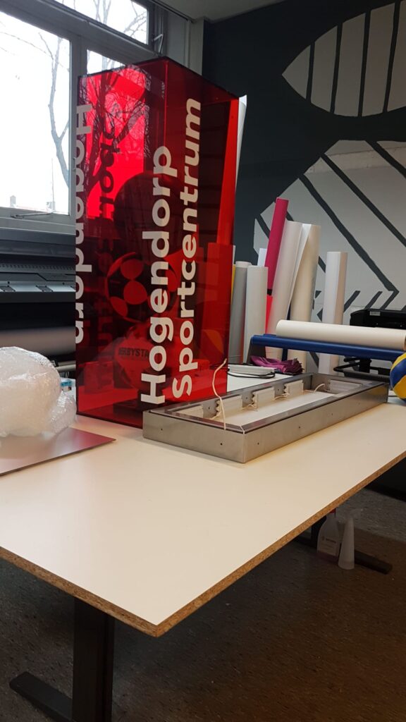 WhatsApp Image 2024-10-12 at 14.39.34 (6) Rode acrylaat lichtbak tijdens productie in de werkplaats