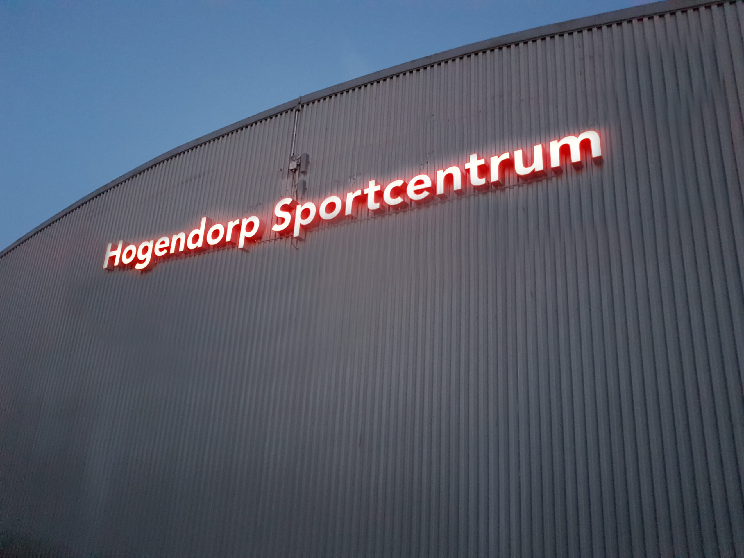 hogendorp letter Gevelletters Hogendorp Sportcentrum op een grijze gevel
