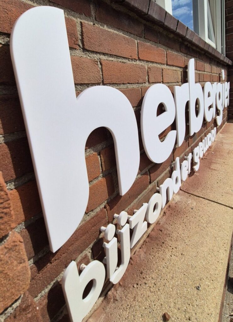 3D letters Gefreesde acrylaat letters Herbergier op een gevelplaat