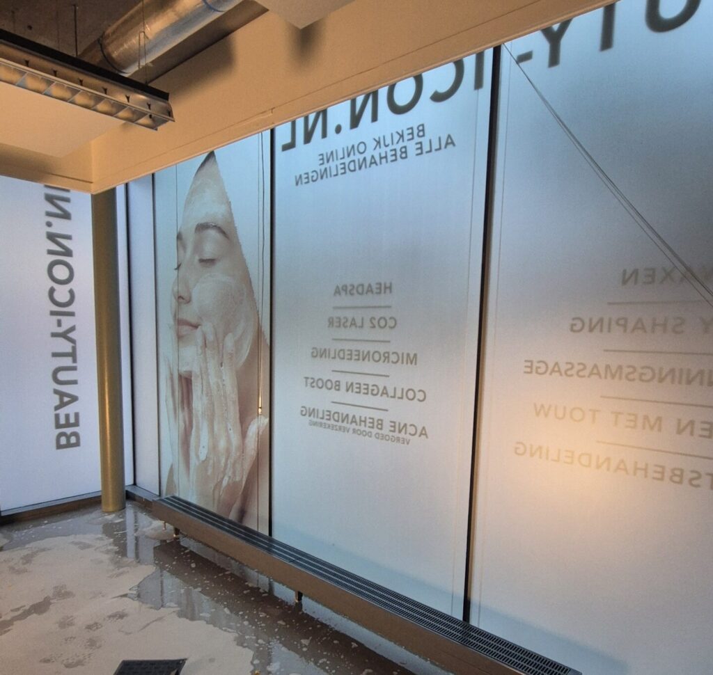 Raamstickers Raamfolie met print en tekst bij Beauty Icon in Almere