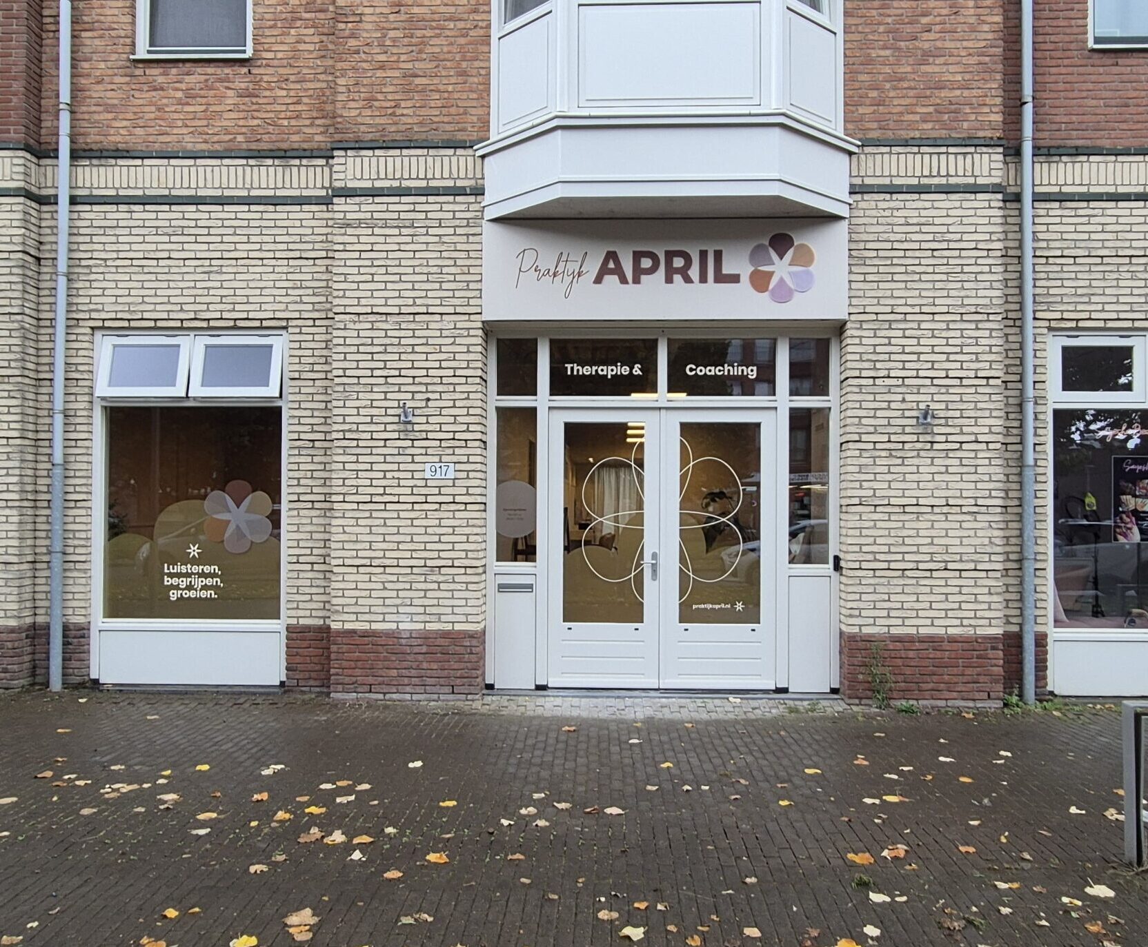 Gevel van Praktijk April in Almere met gevelplaat en raamfolie