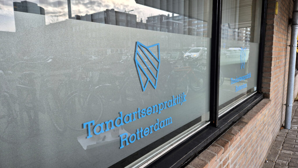 20260123_132721 Raamfolie met logo en tekst op een raam