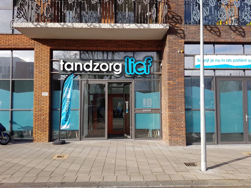 tandzorg lief gevelreclame Gevelreclame met verlichte doosletters bij Tandzorg Lief in Haarlem