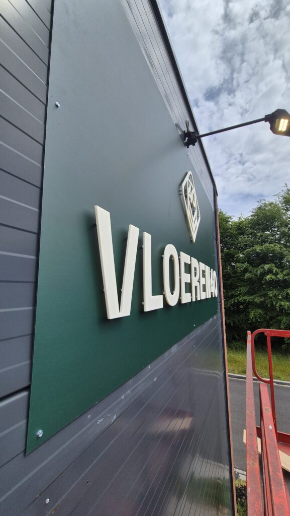 Gevelreclame en autobelettering voor Vloeren40