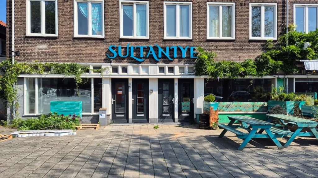 Lichtreclame Sultaniye boven de entree van een restaurant