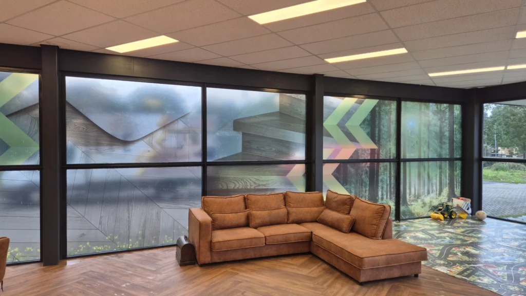 Raamfolie-Amersfoort Raamfolie met grafisch patroon in een lounge