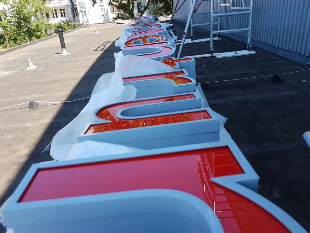 Werkzaamheden aan rode lichtreclameletters
