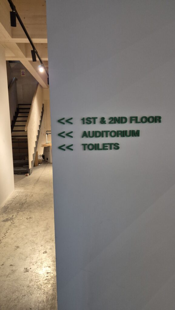 Bewegwijzering naar verdiepingen, auditorium en toiletten bij Norrsken