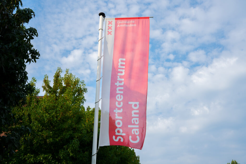 Mast banier Baniermast met banier van Sportcentrum Caland