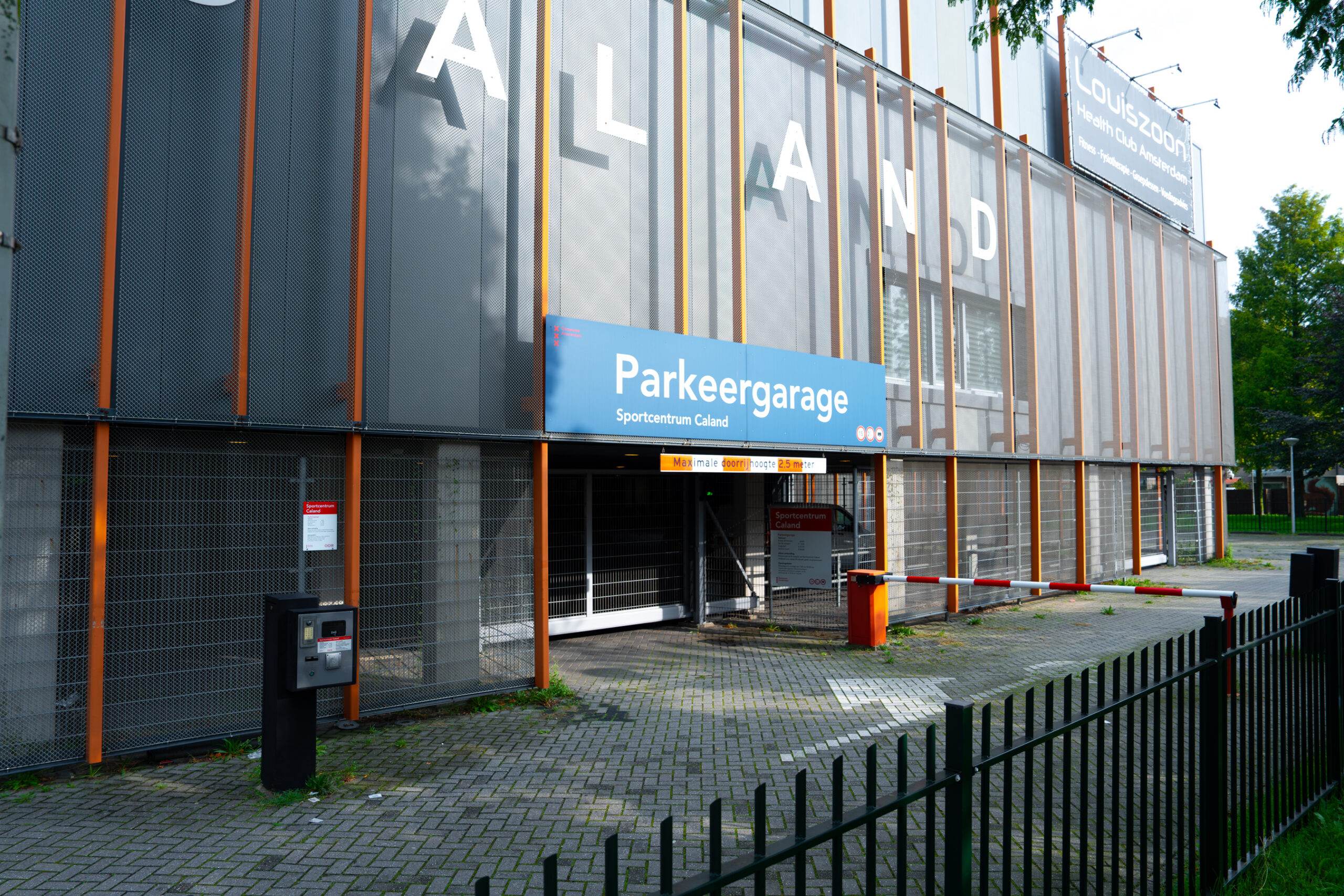 Bord Parkeergarage boven de inrit van een gebouw