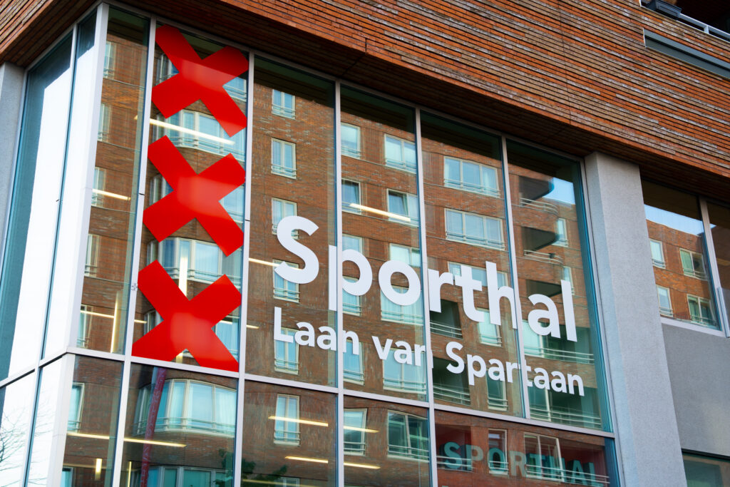 Raambelettering voor Sporthal Laan van Spartaan