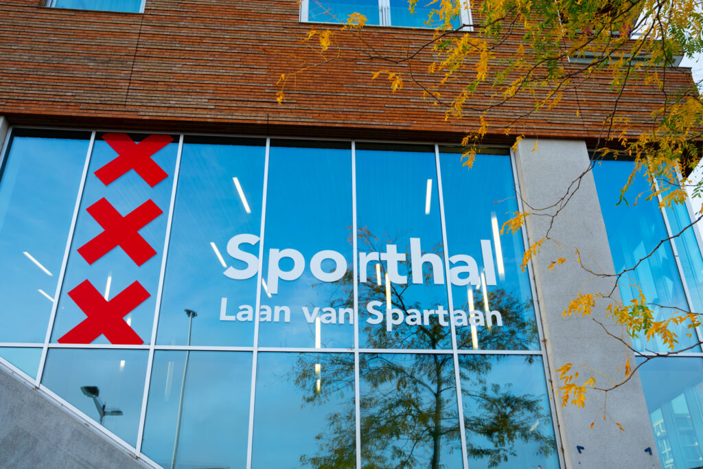 Raamsticker3 Raambelettering Sporthal Laan van Spartaan op de glazen gevel