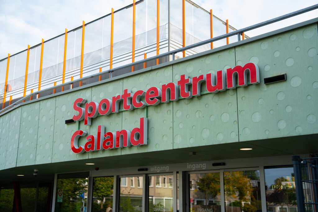 lichtreclame Caland Lichtreclame Sportcentrum Caland boven de entree
