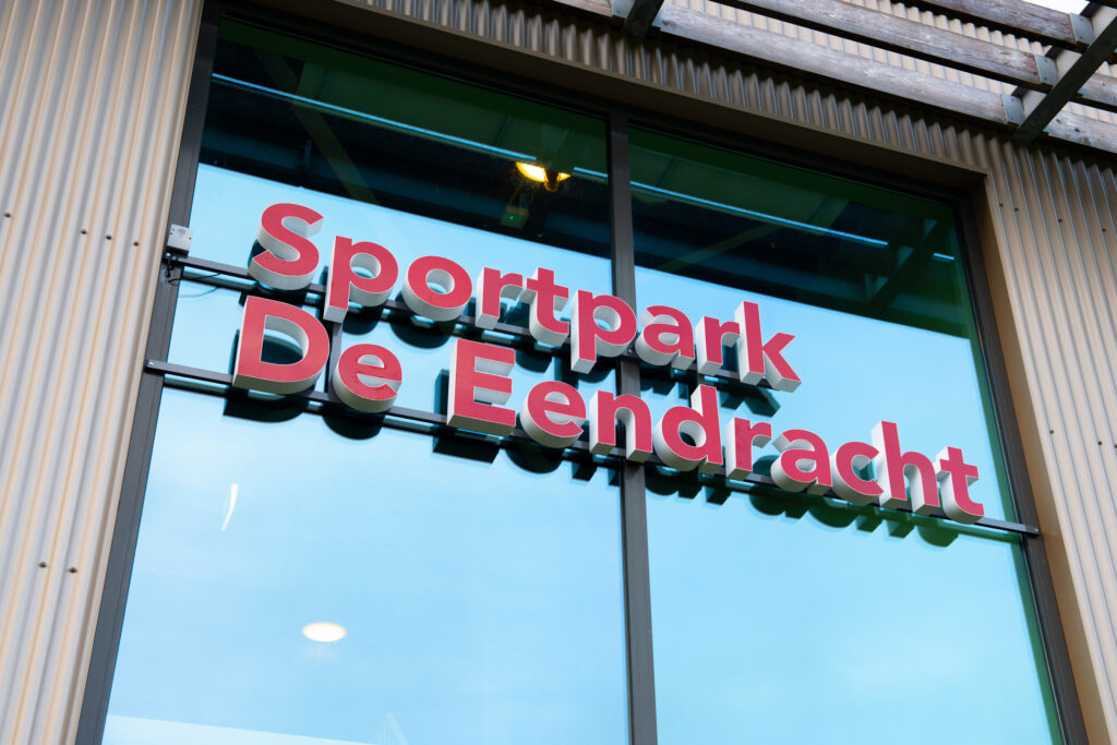 wayfinding Eendracht 1 Gevelletters Sportpark De Eendracht op een glazen gevel