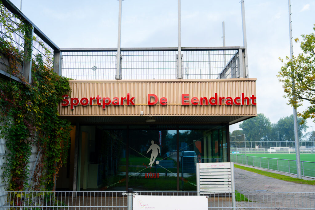 wayfinding Eendracht Gevelletters Sportpark De Eendracht boven de entree