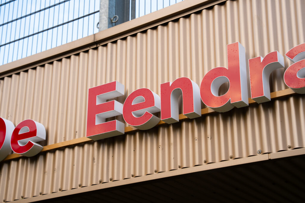 wayfinding Eendracht 2 Rode gevelletters Eendracht op een houten lamellengevel