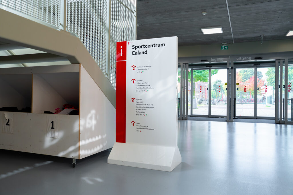 Rode informatiezuil in een lichte hal