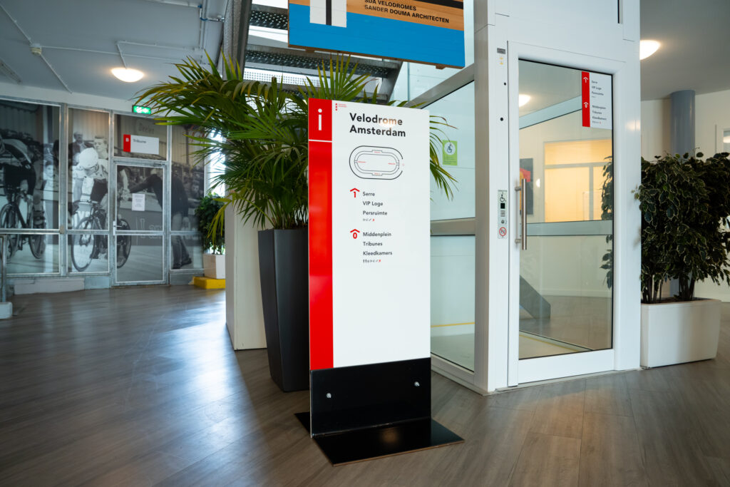 Informatiezuil met plattegrond in de entree van een sporthal