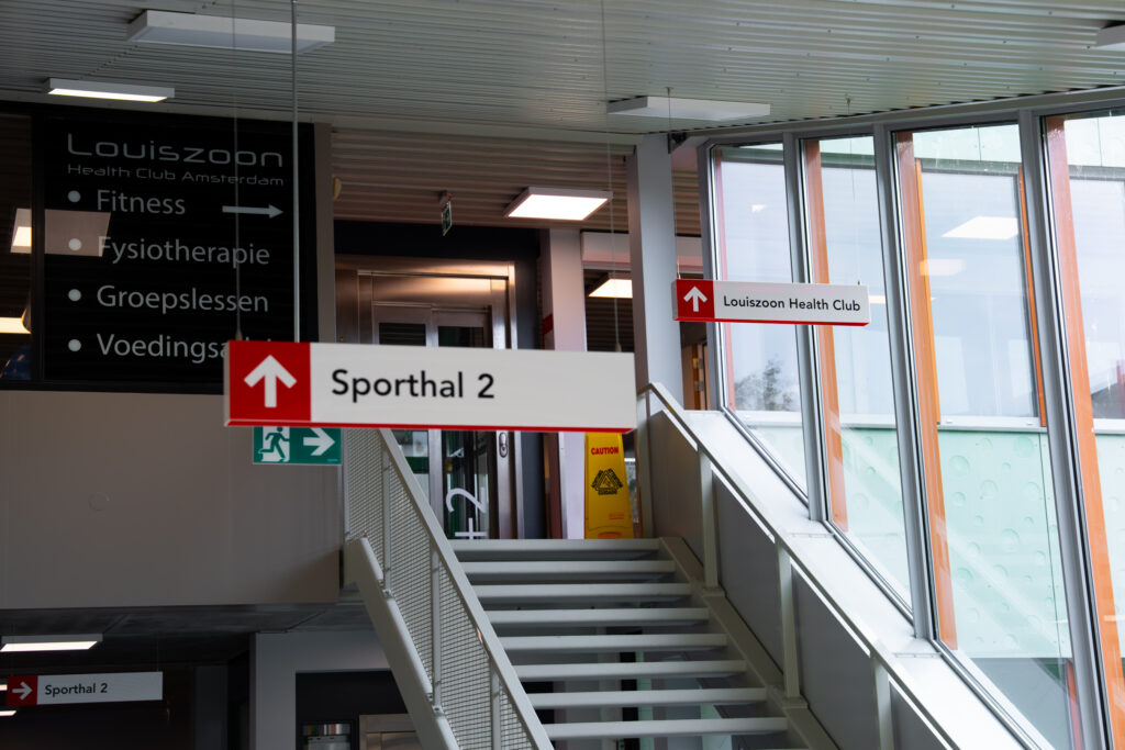 Richtingbord Sporthal 2 boven een trap