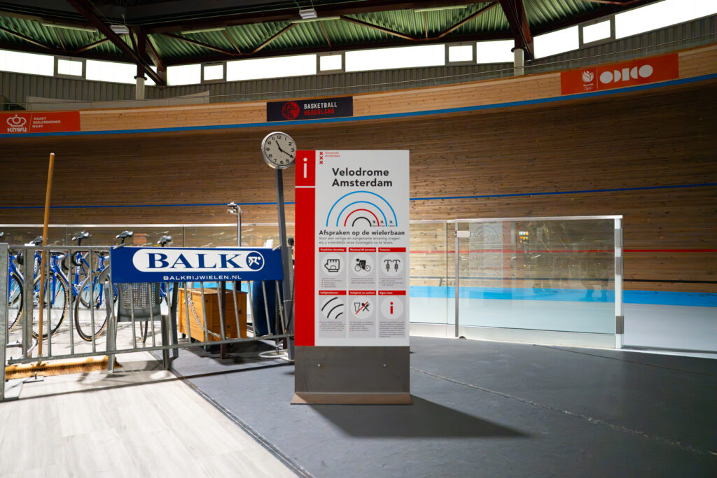 wayfinding5 Rood-witte informatiezuil in een sportaccommodatie